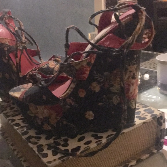 Gorgeous tie up the ankle platforms - Picture 2 of 4